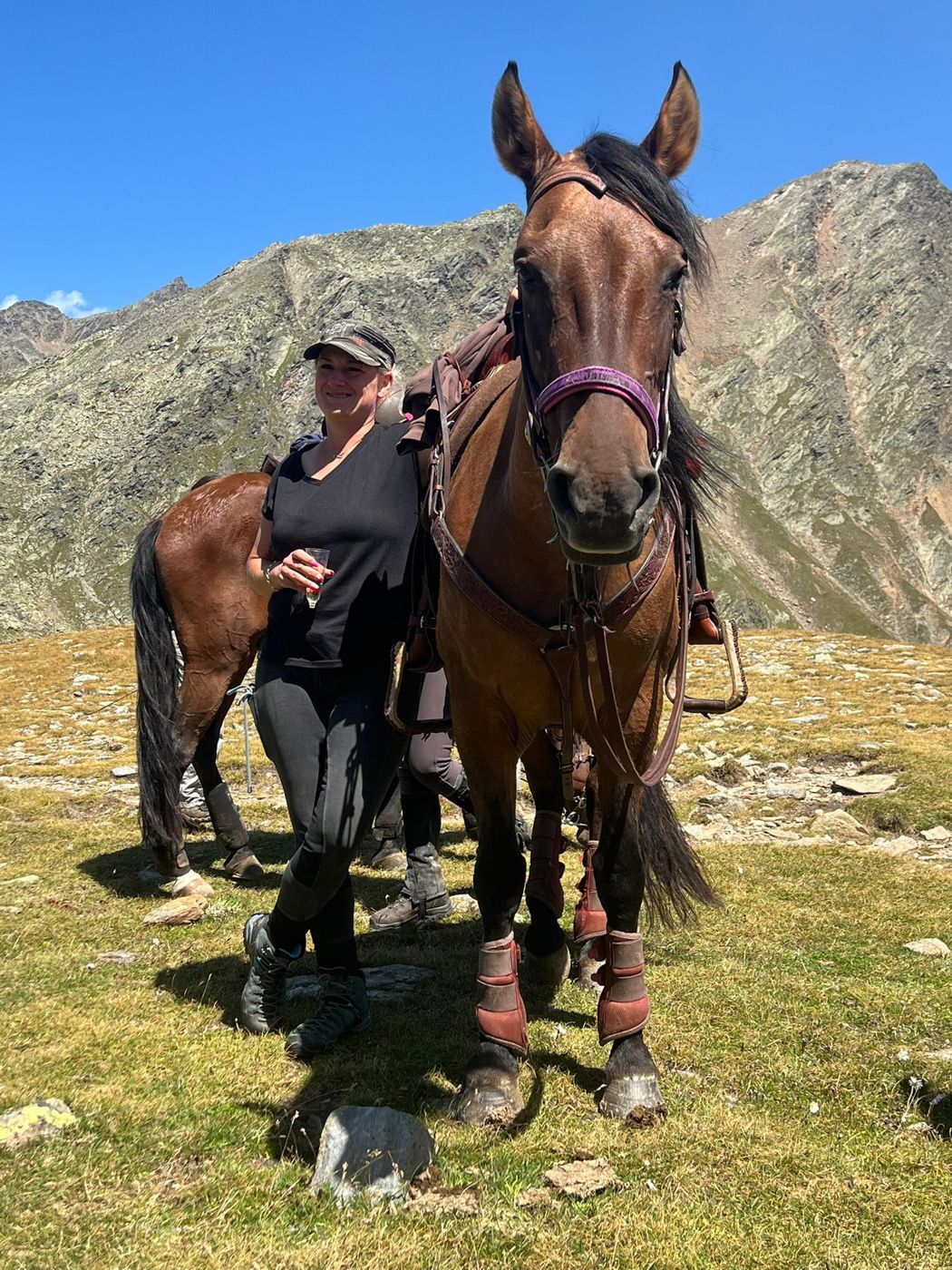 Anja neben Jaimica auf dem Timmelsjoch bei der Alpenüberquerung
