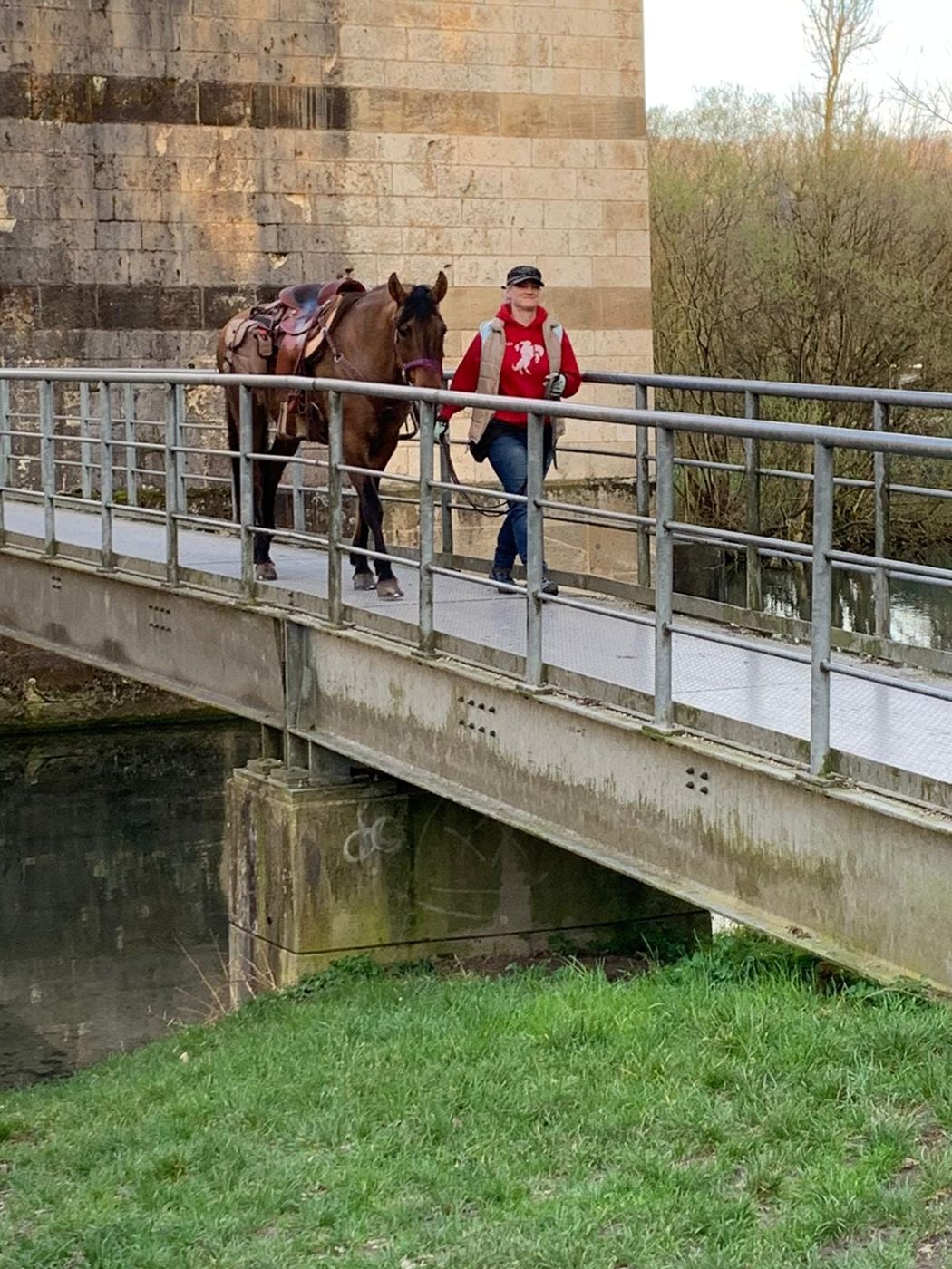 Anja führt Jaimica über eine Brücke